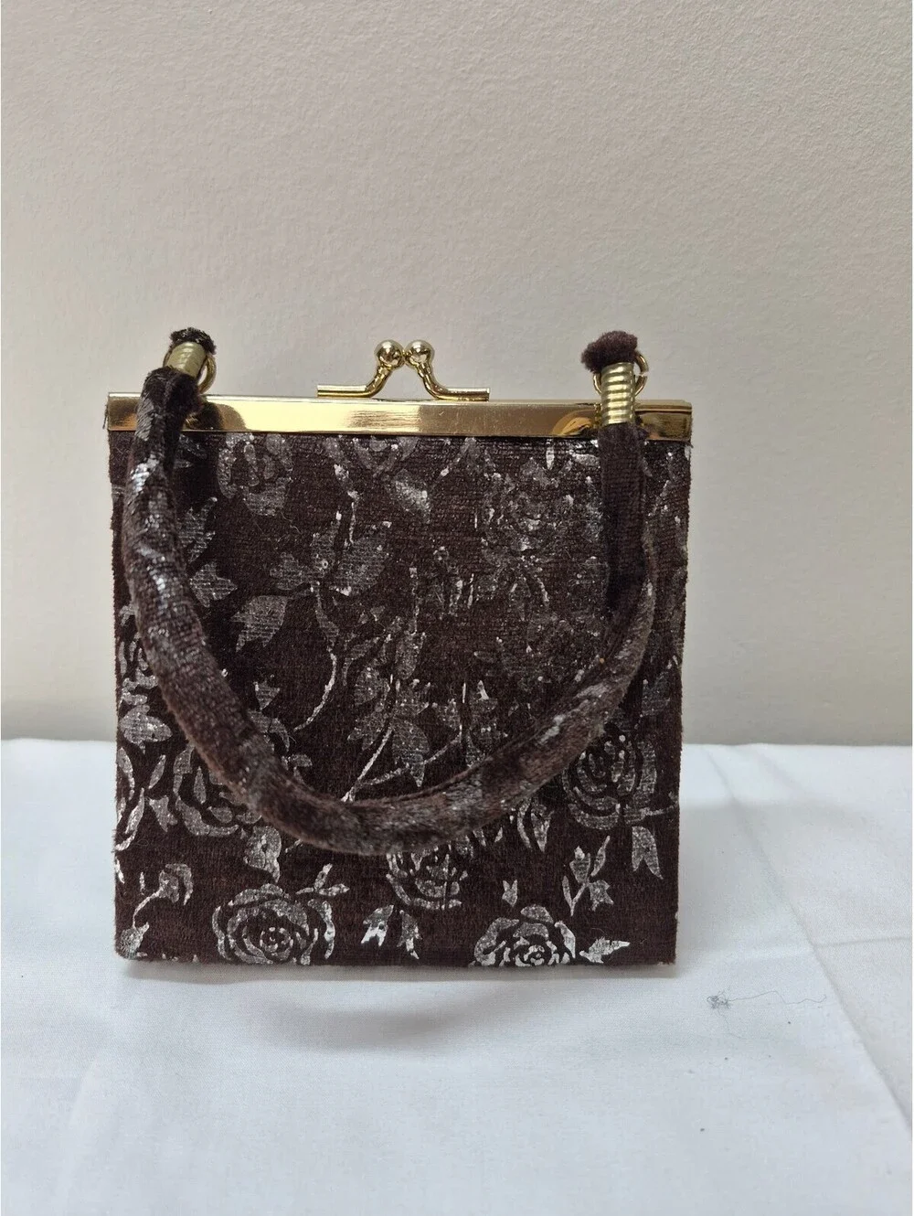 Vintage Brown Velvet Floral Evening bag w/ Gold Frame and Kiss Lock Closure J33